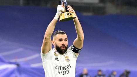 Karim Benzema mit dem Klub-WM-Pokal.