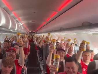 Mit ordentlich Bierdurst geht es für die Bayern-Fans nach Madrid. Bereits im Flieger stimmen sich die rot-weiße Anhänger ein und machen Stimmung. 