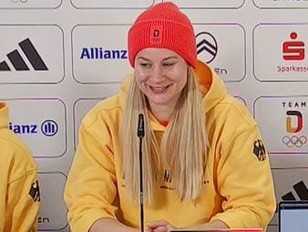 Dajana Eitberger offenbart auf einer Olympia-Pressekonferenz eine Kuriosität um die deutsche Rodel-Staffel: Kurz vor dem Gold-Lauf war das Team noch eingesperrt. 