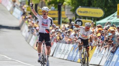 Jubel beim Team UAE Emirates XRG über den Doppelsieg