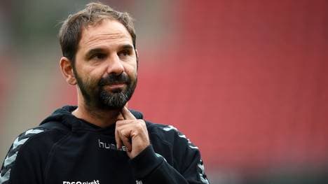 Stefan Ruthenbeck sitzt am Sonntag erstmals bei einem Bundesligaspiel auf der Trainerbank