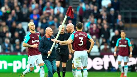 Beim Spiel von West Ham United rannte Paul Colborne mit der Eckfahne auf den Platz