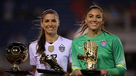 Alex Morgan und  Hope Solo feiern mit den USA große Erfolge