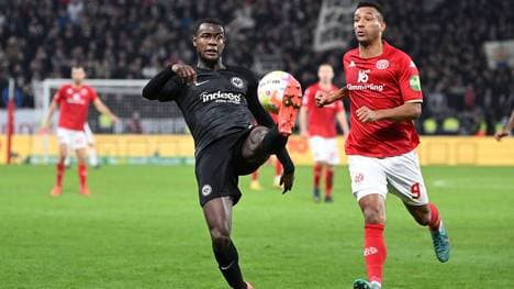 Der Vertrag von Evan N‘Dicka (li.) bei Eintracht Frankfurt läuft im Sommer aus
