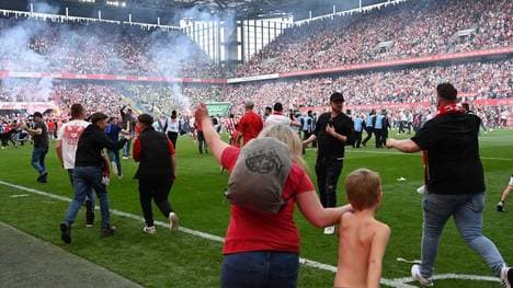 07.05.2022, Koeln, Deutschland, RheinEnergieStadion, 1. FC Koeln vs. VfL Wolfsburg - 1. Bundesliga, Fans Koeln Platzsturm (Foto Ralf Treese) DFB DFL REGULATIONS PROHIBIT ANY USE OF PHOTOGRAPHS AS IMAGE SEQUENCES AND OR QUASI-VIDEO. Koeln RheinEnergieStadion Nordrhein-Westfalen Deutschland *** 07 05 2022, Koeln, Germany, RheinEnergieStadion, 1 FC Koeln vs VfL Wolfsburg 1 Bundesliga, Fans Koeln Platzsturm Foto Ralf Treese DFB DFL REGULATIONS PROHIBIT ANY USE OF PHOTOGRAPHS AS IMAGE SEQUENCES AND OR QUASI VIDEO Koeln RheinEnergieStadion Nordrhein Westfalen Germany PUBLICATIONxINxGERxSUIxAUTxONLY 521_KOEWOB20220507_017 Treese-521
