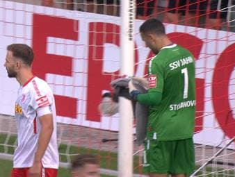 Der SSV Jahn Regensburg zieht in die zweite Runde des DFB Pokals ein. Dabei fällt die Entscheidung gegen den 1. FC Köln wie schon vor anderthalb Jahren erneut im Elfmeterschießen.