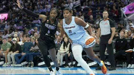 Nyara Sabally (r.) im Duell mit Kaila Charles 
