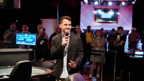 Koray Aldemir eröffnet das Main Event