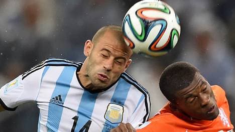 Javier Mascherano ist der heißblütige Leader und Routinier der Argentinier. Der Stammspieler des FC Barcelona gibt den Takt vor und dirigiert die Defensive. Sein Nebenmann Lucas Biglia ist ein Typ wie einst Redondo: hart im Zweikampf, passsicher und weitgehend fehlerfrei - Punkteteilung, Zwischenstand 4:3 für Deutschland