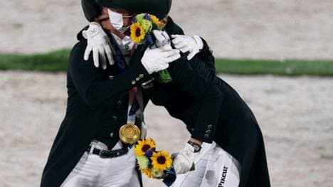 Bredow-Werndl (r) und Werth auf dem olympischen Podium