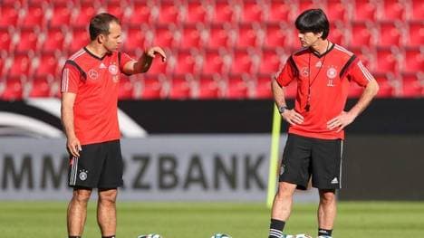 Hansi Flick (li.) ist ein Kandidat für die Nachfolge von Joachim Löw als Bundestrainer