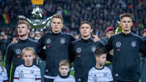 Robin Koch (r.) hilft anderen Menschen in Krisenzeiten beim Einkaufen