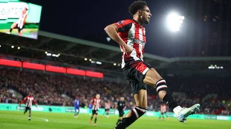 Kevin Schade feiert seinen Dreierpack gegen Leicester City