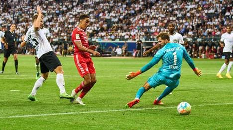 Szene aus dem Hinspiel: Eintracht-Keeper Kevin Trapp ist beim 1:6-Debakel gegen Bayern gegen Jamal Musiala machtlos