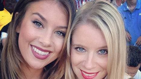 Hier posiert Montana Yorke mit der Schwester von Andre Schürrle.