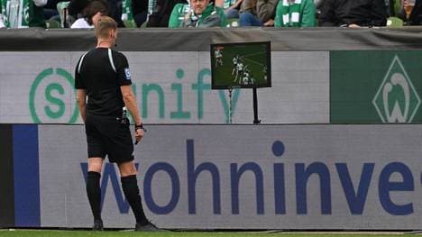 Schiedsrichter Timo Gerach entschied nach Videobeweis auf Handelfmeter