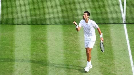 Mandatory Credit: Photo by Kieran McManus Shutterstock (14011306bx) Novak Djokovic blows a kiss to a section of the crowd supporting Carlos Alcaraz after he breaks his opponents serve Wimbledon Tennis Championships, Day 14, The All England Lawn Tennis and Croquet Club, London, UK - 16 Jul 2023 Wimbledon Tennis Championships, Day 14, The All England Lawn Tennis and Croquet Club, London, UK - 16 Jul 2023 PUBLICATIONxINxGERxSUIxAUTxHUNxGRExMLTxCYPxROUxBULxUAExKSAxONLY Copyright: xKieranxMcManus Shutterstockx 14011306bx
