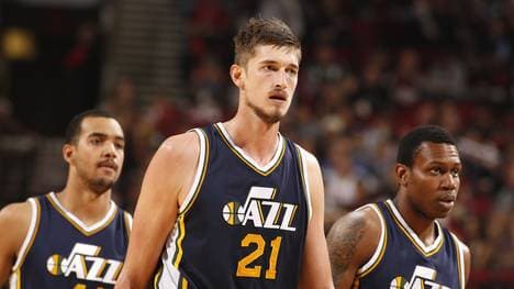 Tibor Pleiß (M.) geht mit 25 Jahren bei den Utah Jazz in seine Rookie-Saison