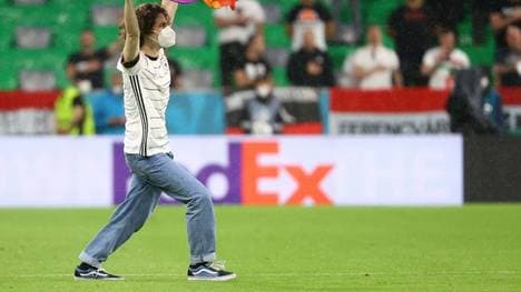 Flitzer mit Regenbogen-Fahne vor DFB-Spiel