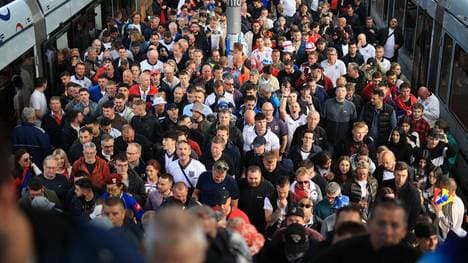 Auch die Bedingungen der An- und Abreise zur Schalke-Arena in Gelsenkirchen sorgen für Kritik