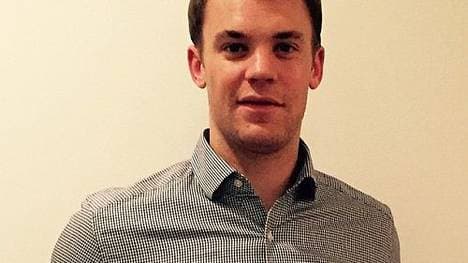 So sehen die ersten Gehversuche von Manuel Neuer auf Instagram aus.