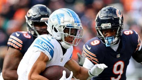 Amon-Ra St. Brown (m.) gewinnt gegen die Chicago  Bears