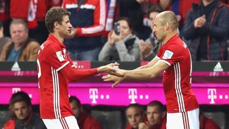 Arjen Robben (r.) wird für Thomas Müller eingewechselt