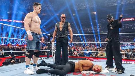 John Cena (l.) und The Rock wandten sich gemeinsam gegen Cody Rhodes