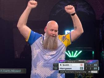Ein völlig verrücktes Darts-Match endet mit einer Mega-Sensation. Andreas Harrysson gewinnt gegen Ross Smith, der immer wieder von der Ally Pally Wespe belagert wurde.