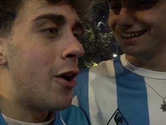 Die SSC Neapel sichert sich zum vierten Mal den Scudetto und versetzt ihre Anhänger in Ekstase. Die Fans feiern den Triumph und ihren Trainer Antonio Conte, der Historisches erreicht.