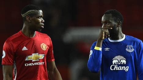 Romelu Lukaku (r.) sprach nach der Partie mit Paul Pogba - über Ashley Williams?