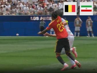 Belgien kommt im zweiten Gruppenspiel gegen den Iran nicht über ein 0:0 hinaus und schwächt sich dabei selbst durch eine Rote Karte.