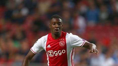 Riechedly Bazoer spielt derzeit für Ajax Amsterdam