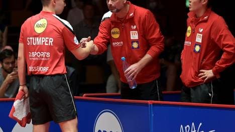 Düsseldorf verlängert mit Coach Danny Heister (M.)