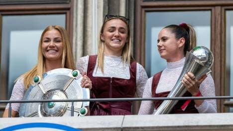 Die Bayern-Frauen auf dem Rathausbalkon