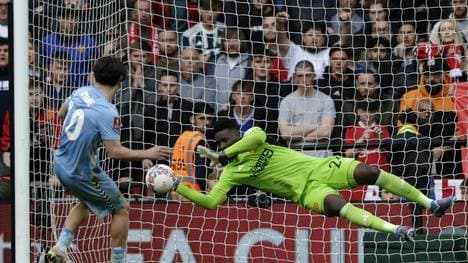 United müht sich ins Finale