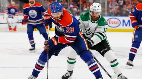 Leon Draisaitl (l.) in Spiel drei der Edmonton Oilers gegen die Dallas Stars im Einsatz