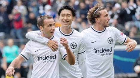 Mario Götze (li.) und Daichi Kamada (Mitte) sorgen für Torgefahr aus dem Mittelfeld