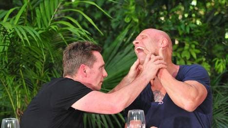 Dschungelcamp-Kollege Jürgen Milski (l.) checkt den angebrochenen Zahn von Thorsten Legat
