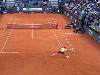 Novak Djokovic musste sich gleich in der zweiten Runde beim Masters in Rom verabschieden. Der 24-fache Grand-Slam-Champion unterlag dem kroatischen Qualifikanten Dino Prizmic mit 6:2, 2:6, 4:6.
