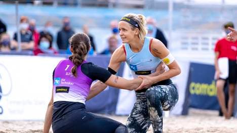 Laura Ludwig (blau) und Kira Walkenhorst (lila) nach dem Spiel