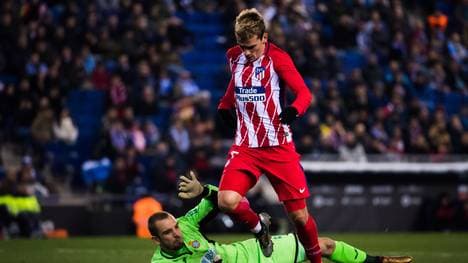 Antoine Griezmann lässt sich gegen Espanyol Barcelona zu einer Schwalbe hinreißen