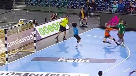 Die Niederlande (orange) gewinnen klar gegen Kamerun