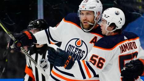 Leon Draisaitl (l.) glaubt an eine Titelchance mit Edmonton
