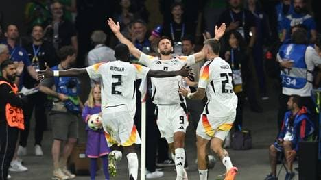 Niclas Füllkrug (m.) rettet dem DFB-Team den Gruppensieg