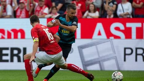 Hertha-Stürmer Vedad Ibisevic im Duell mit Stefan Bell