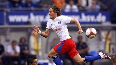 Benjamin Lauth (HSV, re.) wird von Petr Gabriel (Bielefeld) gefoult