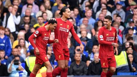 Haben gut lachen: Alexander-Arnold (l.) und Roberto Firmino (r.) treffen bei Liverpools Auswärtssieg gegen Chelsea