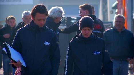 Mick Schumacher (r.) schottet sich im Fahrerlager weitgehend ab