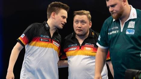 Ricardo Pietreczko (l.) und Martin Schindler scheiden jeweils bei den International Darts Open in Riesa aus